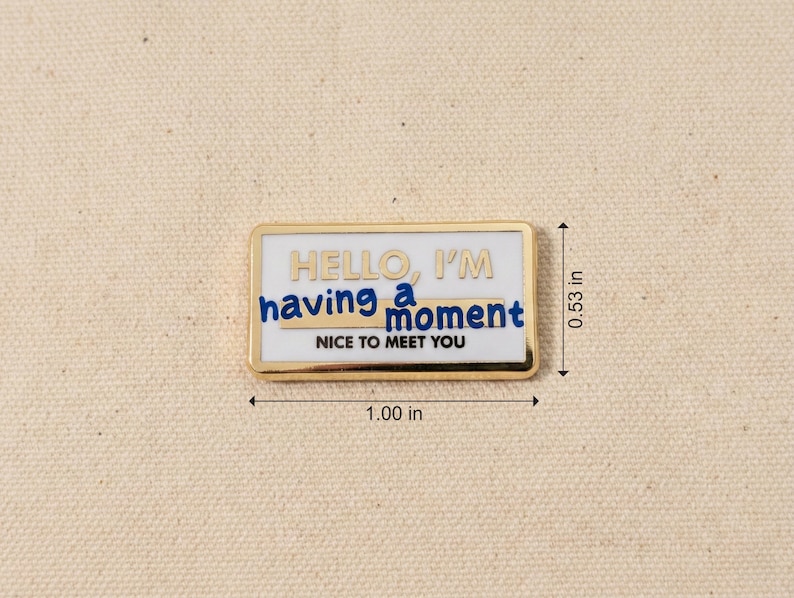 Hello I'm Tired Nametag Enamel Pin - Funny Mental Health Burnout Gift bild 5