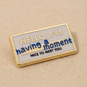 Hello I'm Tired Nametag Enamel Pin - Funny Mental Health Burnout Gift bild 6