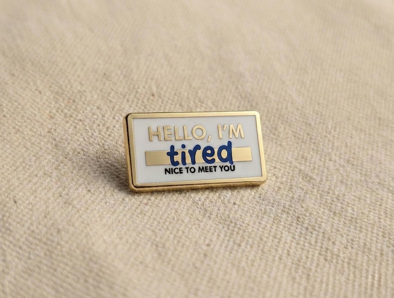 Hello I'm Tired Nametag Enamel Pin - Funny Mental Health Burnout Gift bild 1