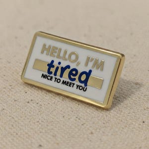 Hello I'm Tired Nametag Enamel Pin - Funny Mental Health Burnout Gift bild 2