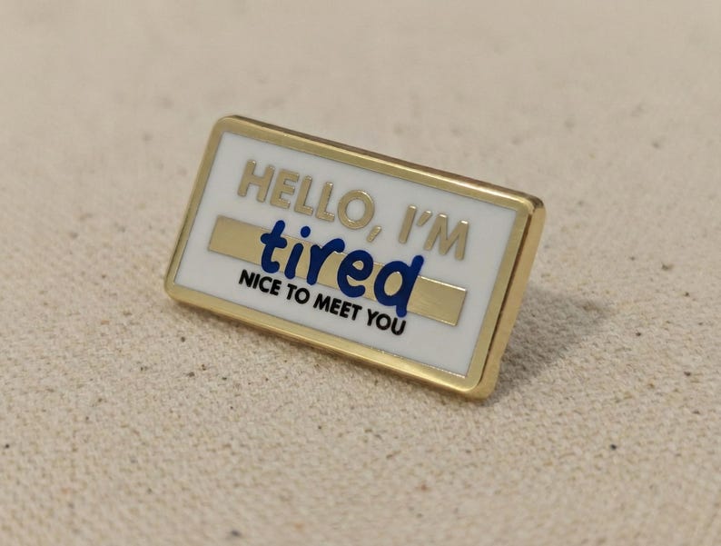 Hello I'm Tired Nametag Enamel Pin - Funny Mental Health Burnout Gift bild 2