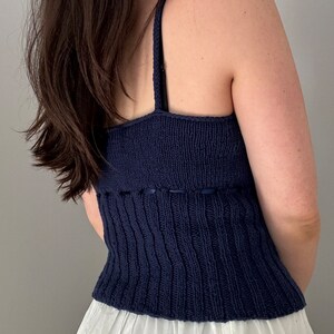 Süßes Nichts Camisole Strickanleitung • anfängerfreundliches kokettes Tank Top Sommer Strickmuster Bild 4