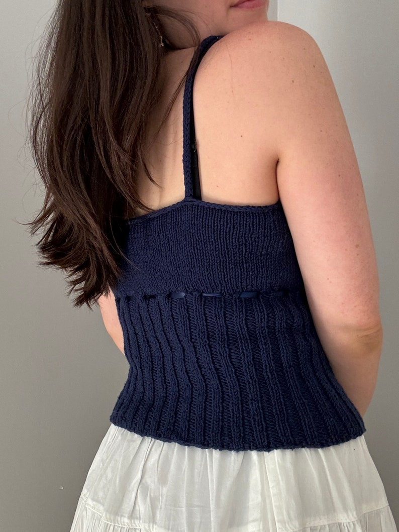 Süßes Nichts Camisole Strickanleitung • anfängerfreundliches kokettes Tank Top Sommer Strickmuster Bild 4
