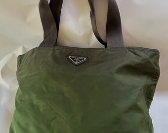 Vintage Prada Tessuto Nylon Einkaufstasche Olivgrüne Schultertasche; Minamilist Luxus Geldbörse; Authentisch; Hergestellt in Italien