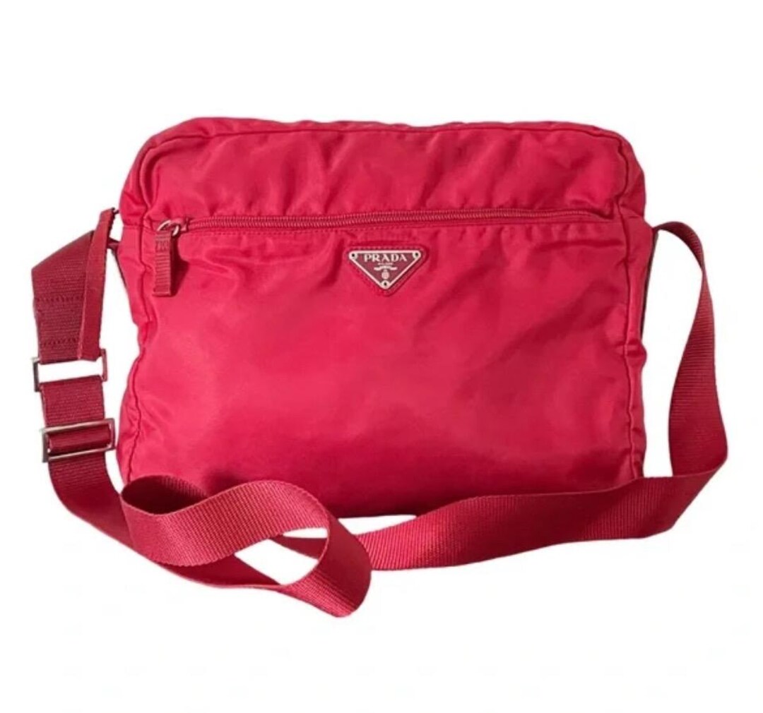 美品 プラダ テスートナイロン メッセンジャー ショルダーバッグ クロスボディ PRADA（プラダ） クロスボディ ショルダーバッグ テスートナイロン