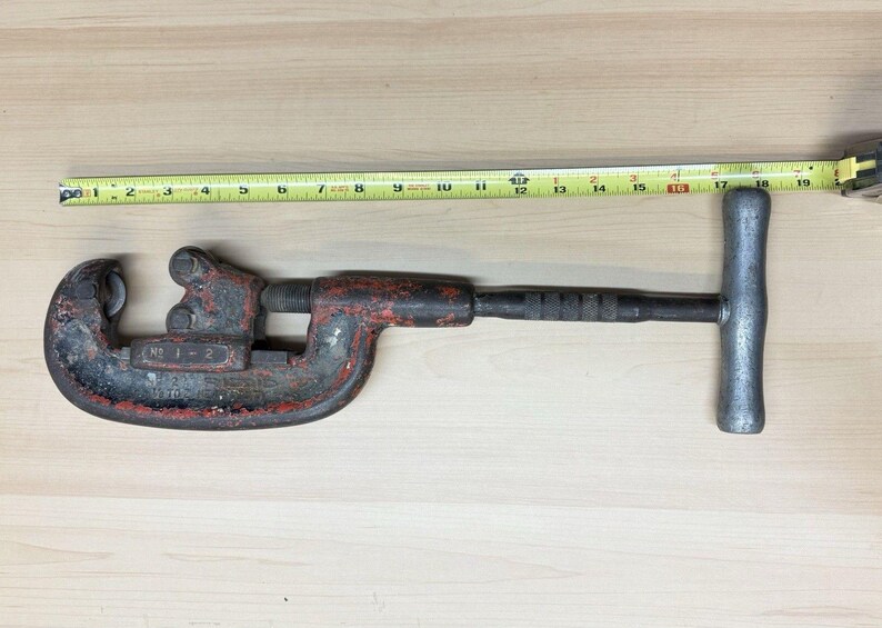 Vintage RIDGID Heavy Duty Pipe Cutter No. 1-2, Made in USA image 2