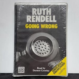 Puede incluir: Casete de audio sellado de "Going Wrong" de Ruth Rendell. La portada presenta una imagen en blanco y negro de un auricular telefónico. El texto incluye el nombre del autor, el título del libro y "Complete & Unabridged!" con 8 casetes.