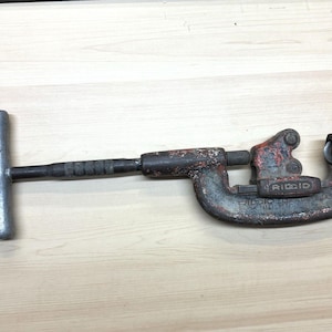 Vintage RIDGID Heavy Duty Pipe Cutter No. 1-2, Made in USA image 1