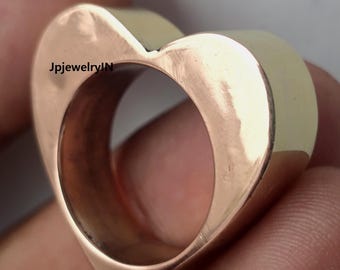 Anello con sigillo a forma di cuore in rame fatto a mano: dettaglio cupola in ottone