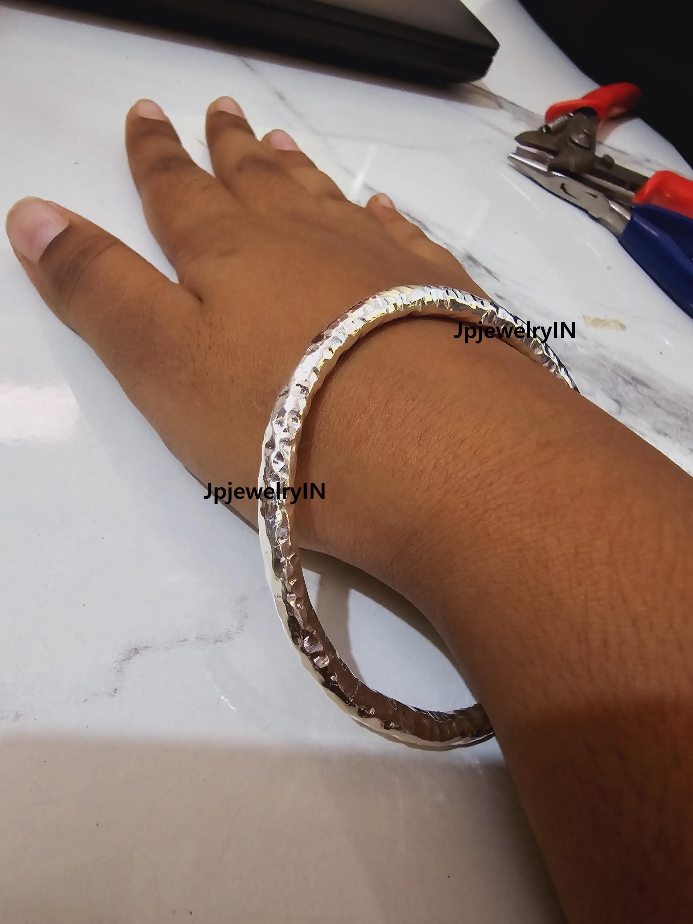 ブレスレット Silver Oval Shape Hammered Surface Bangle / Bracelet / Cuff Chunky Oval Hammered Sterling Silver Bangle Bracelet Cuff