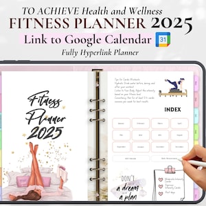 Op de afbeelding: Een roze en witte fitnessplanner met een gouden sterrendesign en de tekst "Fitness Planner 2025". De planner heeft een ringband en een index met tabbladen. De omslag toont een vrouw in een roze outfit die op een bed ligt met haar benen in de lucht.