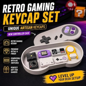 Könnte beinhalten: Ein Retro-Gaming-Keycap-Set mit einzigartigen Artisan-Keycaps. Das Set enthält Keycaps, die als Gamecontroller und Konsolen gestaltet sind, wie eine lila Handheld-Konsole, ein schwarzer Joystick und ein weißer PlayStation-Controller.