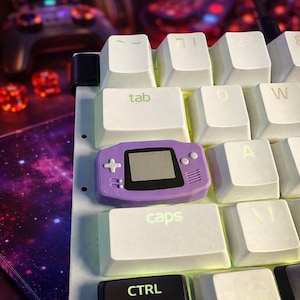 Puede incluir: Un juego de tres tazas de cerámica con un acabado mate moteado. Las tazas son en tonos crema, gris claro y gris oscuro. Cada taza tiene un diseño simple y minimalista y un asa redondeada.