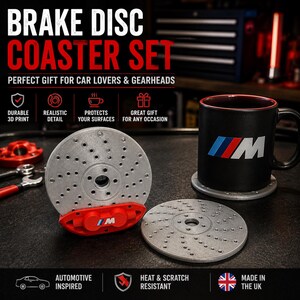Peut inclure: Un ensemble de dessous de verre en forme de disque de frein avec une tasse noire arborant un logo. L'ensemble comprend deux dessous de verre argentés et un dessous de verre rouge en forme d'étrier. Le texte est "BRAKE DISC COASTER SET".