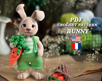 Häkelanleitung für Hase, Amigurumi Osterhase mit Karotte in einer String Tasche, Amigurumi Häschen in Latzhose, PDF in Eng/Fr