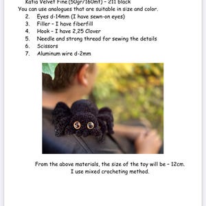 Peut inclure: Un jouet araign&eacute;e noir crochet&eacute; avec de grands yeux ronds et dor&eacute;s. L'image comprend une liste de mat&eacute;riaux et d'outils, dont du fil, des yeux, de la garniture, un crochet, une aiguille, du fil, des ciseaux et du fil de fer. Le jouet fini mesurera environ 12 cm.