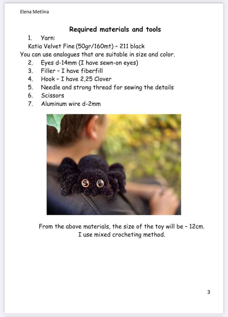 Peut inclure: Un jouet araign&eacute;e noir crochet&eacute; avec de grands yeux ronds et dor&eacute;s. L'image comprend une liste de mat&eacute;riaux et d'outils, dont du fil, des yeux, de la garniture, un crochet, une aiguille, du fil, des ciseaux et du fil de fer. Le jouet fini mesurera environ 12 cm.