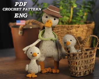 Puede incluir: Patrón de crochet para una familia de gansos. El patrón incluye un ganso grande con un sombrero marrón, un ganso más pequeño y una cesta. El patrón está disponible en inglés.