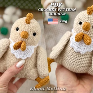Op de afbeelding: Een gehaakte kip met een crèmekleurig lichaam, oranje snavel, kam en poten, en een witte kraag. De afbeelding bevat de tekst "PDF CROCHET PATTERN CHICKEN Eng" en de Amerikaanse vlag. De naam van de kunstenaar, Elena Metlina, is ook zichtbaar.
