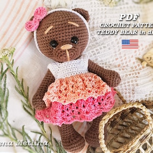 Modello con orsetto all'uncinetto per il vestito. Simpatico modello amigurumi con orsetto in ing. Orsetto di peluche all'uncinetto. Modello animale amigurumi. Orso all'uncinetto nei vestiti