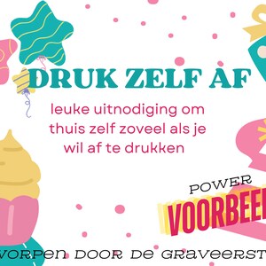May include: A colorful printable invitation template with stars, a cupcake, and a gift box. The text reads "DRUK ZELF AF" and "leuke uitnodiging om thuis zelf zoveel als je wil af te drukken" and "POWER VOORBEELD" and "ONTWORPEN DOOR DE GRAVEERSTUDIO".
