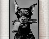 Schwarz-weiss Kunstdruck Dobermann mit Pistole auf Leinwand