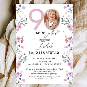 Wildblumen-Einladung zum 90. Geburtstag, 90 Jahre geliebt, Bearbeitbare Foto-Einladung für Frauen,  Elegante Einladung zum 90. Geburtstag