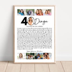 Puede incluir: Impresión enmarcada con el texto alemán "40 cosas que amamos de ti", con fotos y un mensaje personalizado. La impresión está en un marco de madera e incluye varias fotos pequeñas.