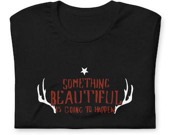 Maglietta con citazione ispirata a Disco Elysium: Qualcosa di bello sta per accadere