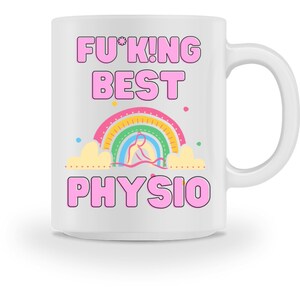 Puede incluir: Taza de cerámica blanca con un diseño rosa y arcoíris. La taza presenta el texto "FU*KING BEST PHYSIO" en rosa, con un arcoíris y una persona estirándose. La taza tiene un asa blanca.