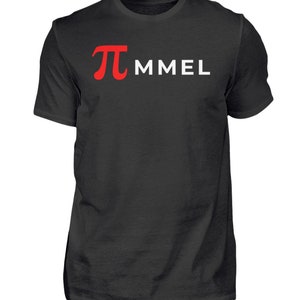 Könnte beinhalten: Schwarzes T-Shirt mit einem roten Pi-Symbol und dem Wort "MMEL" in weißen Buchstaben.