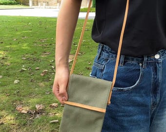 Bolso bandolera de lona y cuero hecho a mano