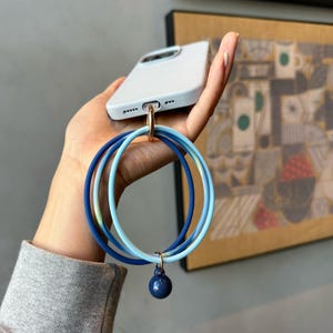 Niestandardowa bransoletka na telefon z inicjałem, tęczowy silikonowy pasek