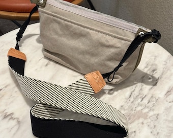 Bolsa de lona con correa deportiva ergonómica acolchada.