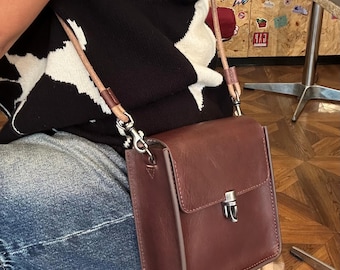 Bolso bandolera de cuero hecho a mano: minimalista, con compartimento para teléfono y llaves, bolso de hombro pequeño para uso diario.