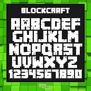 以下が含まれることがあります： 黒い正方形に、アルファベットと数字0〜9の上に白い文字で「BLOCKCRAFT」と書かれています。文字と数字はピクセル化されたフォントです。背景は緑色のピクセル化されたパターンです。