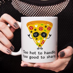 Lustige Keramiktasse, zu heiß, um Kaffeetasse zu behandeln, Kawaii Food-Liebhaber-Geschenk, niedliche Pizza-Scheiben-Wortspiel-Tasse, schrullige Teetasse, Fast Food-Humor-Geschenk