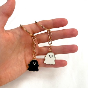 Cute Ghost Keychain Set, Kawaii Matching Keychains, Quirky Gift for Friends, Couples, or Kids, Fun Ghost Accessories