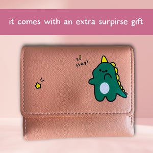 Carteira de dinossauro rosa kawaii, carteira pequena de três dobras para mulheres, bolsa de couro PU fofa, porta-cartão de crédito com zíper fino, carteira de moda para meninas