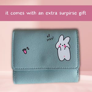 Carteira de coelho azul kawaii, carteira pequena de três dobras para mulheres, bolsa de couro PU com zíper, porta-cartão de crédito fofo para meninas, carteira fina da moda