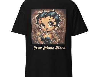 Puede incluir: Camiseta negra con una imagen de dibujos animados de una mujer con tatuajes y el texto "Your Name Here" impreso en la parte delantera.
