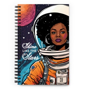 Spirala Notes z Afro Futurystyczną Kobietą | Piękna Czarna Kobieta Astronautka w Kosmosie Notatnik | Estetyczny Dziennik Epoki Kosmicznej Prezent