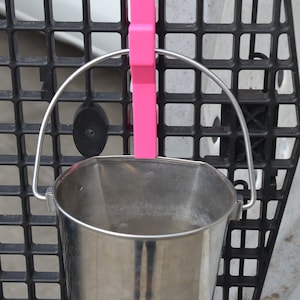 Gancho para cubo de agua para puerta de perrera Ruffland color rosa intenso, seguro para mascotas PEGT