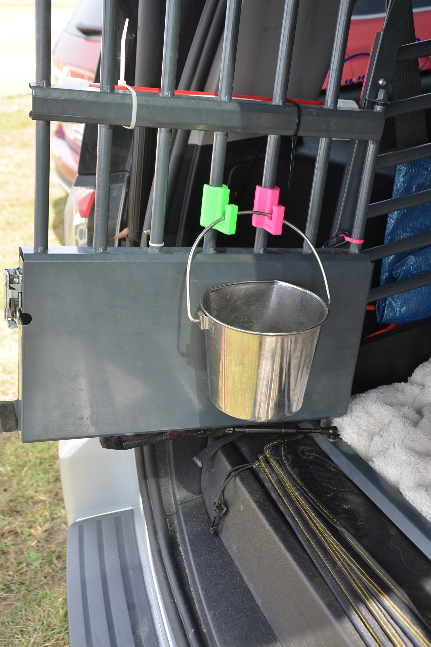 MIM Variocage Door Bucket Hook (shown with two hooks, sold separate)PEGT Pet Safe(Fits 5/8 pole)