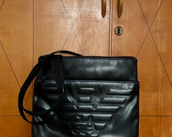 Bolso Armani vintage, bandolera de piel, bolso satchel Armani vintage de piel negra, bolso satchel para hombre, bolso Emporio Armani vintage de los años 90.