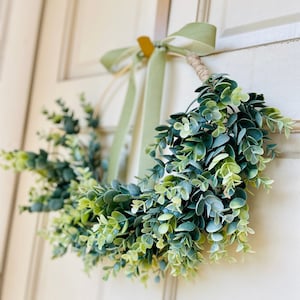 Couronne de cerceaux d&#39;eucalyptus moderne, décoration minimaliste sur mur ou sur porte, toute l&#39;année, couronne de tous les jours, décoration de style ferme bohème, cadeau pour nouvelle maison