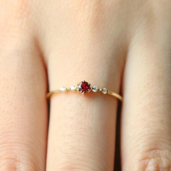 Einfacher Granat-Ring, zierlicher Edelstein-Ring, 14K Gelbgold plattiert, 1,1 Karat runder Diamant, winziger Verlobungsring, täglicher Verschleißring, Geschenke