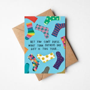 Carte de 5 x 7 pouces pour la fête des pères avec chaussettes rigolotes avec enveloppe kraft - voeux illustrés modernes pour papa, beau-père, figure paternelle, grand-père, mari