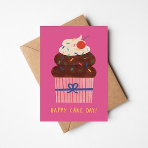 Niedliche illustrierte Cupcake Geburtstagskarte - 13x18 cm mit Kraft Umschlag - Gruß für Kuchen-Liebhaber - Happy Cake Day mit Streuseln obenauf