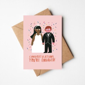 Carte de fiançailles pour couples mixtes - 5 x 7 po. avec enveloppe - Félicitations, vous êtes fiancés ! Illustration de jolie mariée noire et marié blanc